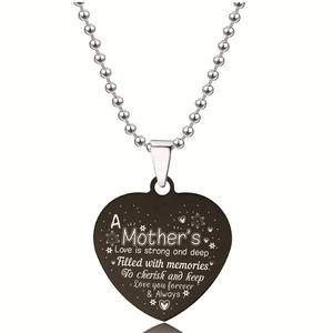 Detail van een zwarte hartvormige hanger aan een zilveren bolletjesketting met tekst