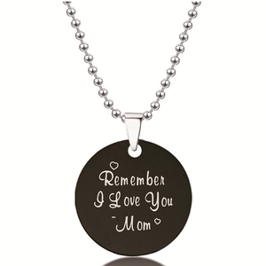 Detail van zwarte ronde hanger met tekst Remember I Love You Mom aan een kralenketting