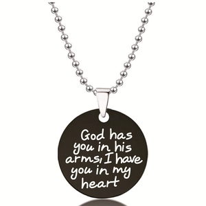 Detail van zwarte herdenkingshanger met gegraveerde tekst God has you in his arms