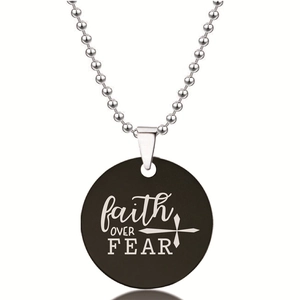 Detail van zwarte ronde hanger met faith OVER FEAR gravure en zilveren bolletjesketting