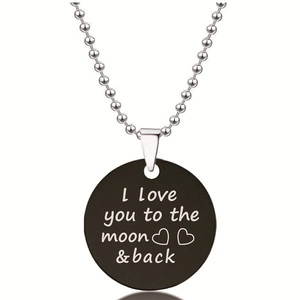 Detail van ronde zwarte hanger met de tekstgravure I love you to the moon and back