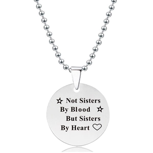 Detail van zilveren ronde hanger met Not Sisters By Blood But Sisters By Heart tekst