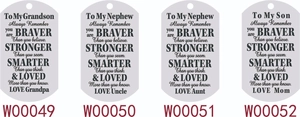 Detailweergave van gegraveerde roestvrijstalen dogtags met teksten voor de familie