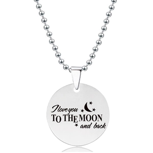 Detail van zilveren ronde hanger ketting met gegraveerde maan, sterren en romantische tekst