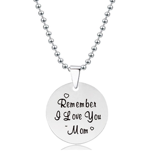 Detailopname van de ronde stalen hanger gegraveerd met de tekst Remember I Love You Mom