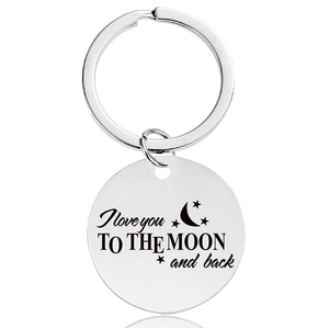 Nahaufnahme von Edelstahl-Schlüsselanhänger mit I love you TO THE MOON Gravur