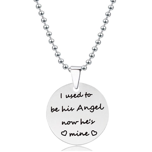 Gedetailleerde macro-opname van zilveren ronde hanger ketting met I used to be his Angel gravure
