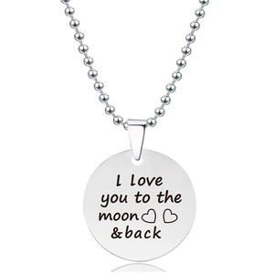 Detail van de ronde hanger met gravure I love you to the moon and back