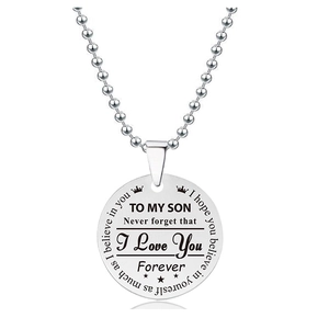 Detail van zilveren ronde hanger ketting met gegraveerde boodschap voor mijn zoon