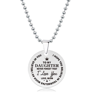 Detail van ronde zilveren hanger met 'To My Daughter' gravure aan een kralenketting