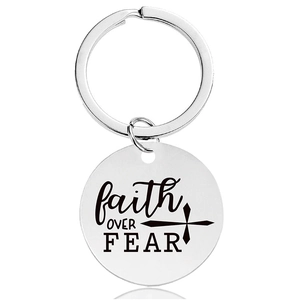 Detailansicht des Schlüsselanhängers aus Edelstahl mit der Gravur faith OVER FEAR und Kreuz