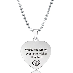Detailopname van de stalen hartvormige hanger met MOM-citaat en handpatroon