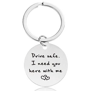 Makroaufnahme von Edelstahl-Schlüsselanhänger mit Drive Safe Gravur und Herz-Logo