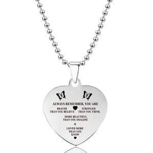 Gepolijste roestvrijstalen hartjesketting met gegraveerde tekst en een klassieke ball chain