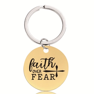 Détail du porte-clés en acier inoxydable doré avec gravure faith OVER FEAR sur fond blanc
