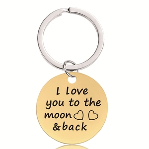 Détail du porte-clés doré en acier inoxydable gravé avec I love you to the moon