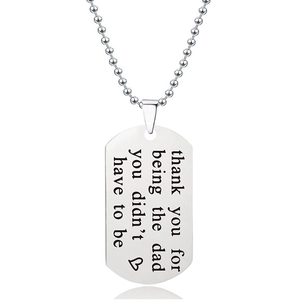 Detailweergave van de roestvrijstalen dogtag-ketting met gegraveerde danktekst voor vaders