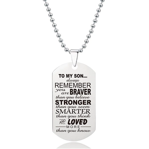 Macro detail van zilveren roestvrijstalen dog tag ketting met gravure voor mijn zoon