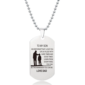 Detailweergave van roestvrijstalen dogtag met gravure voor zoon en metalen bolketting