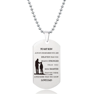 Detail van roestvrijstalen dogtag ketting met gravure en vader en zoon silhouet cadeau