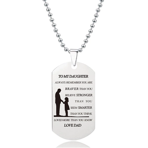 Detail van roestvrijstalen dogtag ketting met gegraveerd vader en dochter silhouet tekst