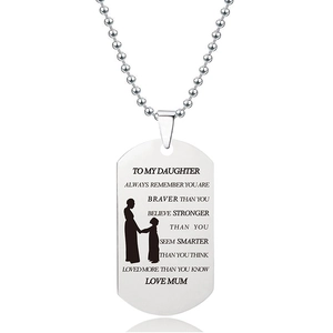 Macro-opname van roestvrijstalen dogtag-ketting met gegraveerd moeder en dochter silhouet