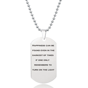 Macro-opname van roestvrijstalen dog tag ketting met lasergraveerde inspirerende tekst