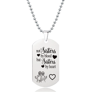Detail van de balletjesketting met gegraveerde tekst voor zussen op stalen hanger