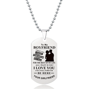Close-up van gegraveerde roestvrijstalen dog tag ketting met romantisch silhouet voor vriend