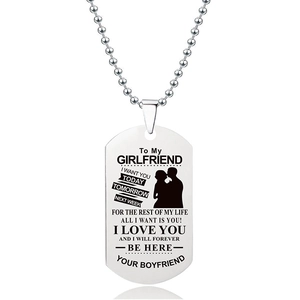 Detail van zilveren roestvrijstalen dog tag ketting met gravure en een bolletjesketting