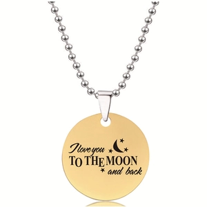 Detail van de gouden ronde hanger gegraveerd met I love you to the moon tekst