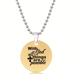 Macro-opname van de gouden ronde hanger met religieuze tekst aan een zilveren bolletjesketting