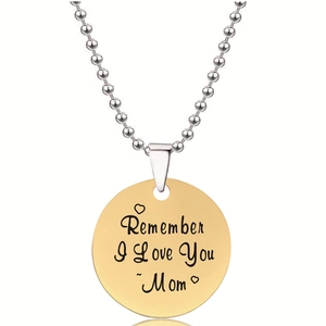 Detail van de gouden ronde hanger met gegraveerde tekst Remember I Love You Mom