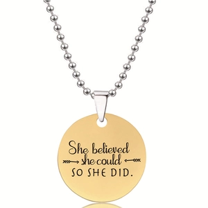 Detail van de gravure She believed she could so she did op de ronde gouden hanger