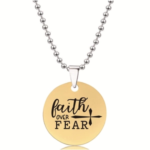 Detail van gouden faith OVER FEAR hanger met kruis aan roestvrijstalen kogelketting ketting
