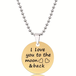 Detail van de gouden ketting met gravure I Love You to the moon and back