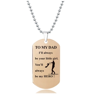 Detalle de placa de identificación en oro rosa grabada para papá con cadena de bolas