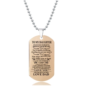 Detalle del colgante dog tag de oro rosa con mensaje grabado inspirador para hija