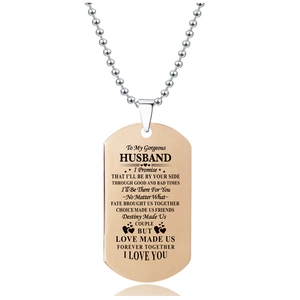 Detalle del collar de placa en oro rosa con mensaje sentimental grabado para el esposo