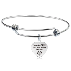 Makroaufnahme des silbernen Herzanhängers mit der Gravur You're the MOM everyone wishes they had