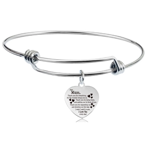 Detail eines silbernen Edelstahl-Armbands mit herzförmigem Gravuranhänger für die Mutter