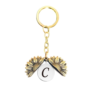 Porte-clés tournesol doré avec lettre C gravée, pendentif à médaillon qui s'ouvre
