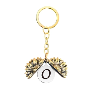 Vue détaillée du porte-clés tournesol doré avec pendentif ouvrant à la lettre O