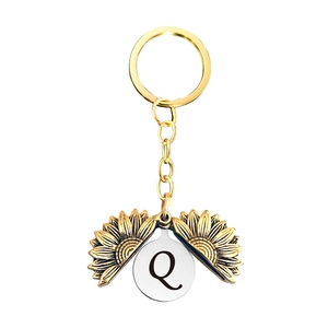 Détail du porte-clés tournesol doré vintage avec médaillon rotatif et lettre initiale Q