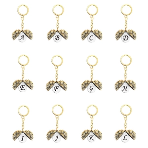 Porte-clés médaillon tournesol doré avec lettres initiales cachées, lot de 12 pièces