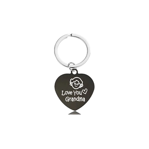 Detailopname van hartvormige zwarte metalen sleutelhanger met Love You Grandma gravering