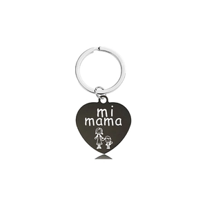 Detail van de zwarte hartvormige sleutelhanger met mi mama en familiefiguren gegraveerd