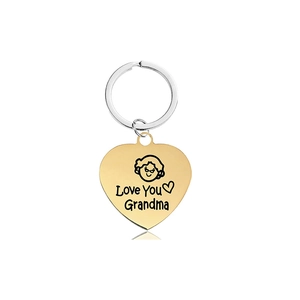 Detail van gouden hartvormige sleutelhanger met Love You Grandma gravure en ring