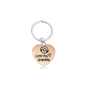Detail van een roségouden hartvormige sleutelhanger met Love You Grandma gravering