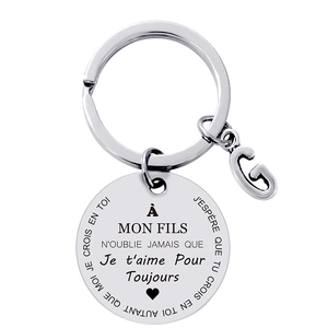 Dettaglio portachiavi in argento con messaggio d'amore francese e ciondolo lettera G